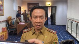 Sekda Provinsi Lampung Marindo Kurniawan saat memberikan keterangan pers terkait rencana efisiensi anggaran APBD 2027 di Ruang Sakai Sambayan, Selasa (14/7/2026). foto: istimewa