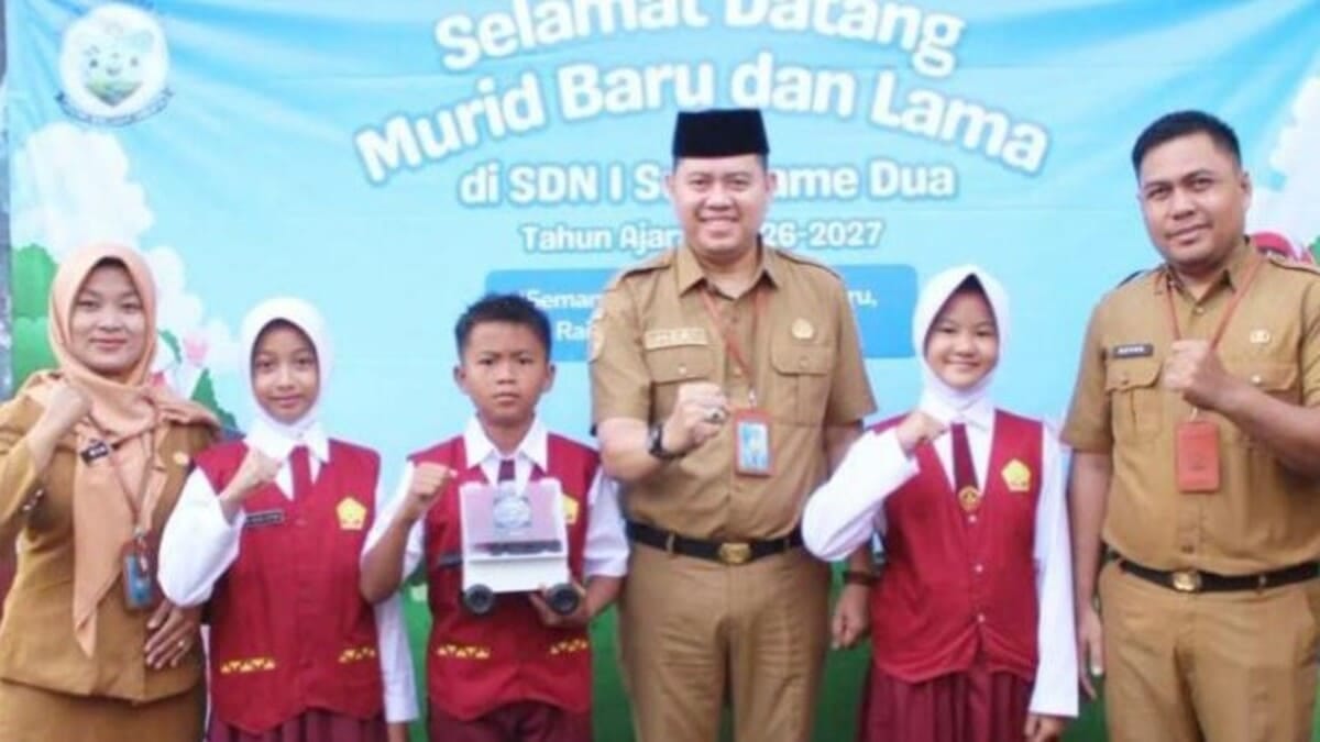 Tim Robotik Sasuda Tech SDN 1 Sukarame Dua bersama Kepala Sekolah Heri Risdiyanto dan guru pembimbing. Tim ini berhasil meraih Juara II IRDO 2026 dengan inovasi Prototype Waiter Robot. Foto: Istimewa.