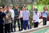 Wapres Gibran Rakabuming Raka bersama rombongan menaiki perahu untuk meninjau langsung titik trase pembangunan Jembatan Way Bungur senilai Rp96,8 miliar di Lampung Timur, Rabu (15/7/2026).