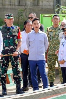 Naik Perahu, Gibran Tinjau Proyek Jembatan Rp96,8 M di Lampung Timur