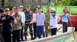 Wapres Gibran Rakabuming Raka bersama rombongan menaiki perahu untuk meninjau langsung titik trase pembangunan Jembatan Way Bungur senilai Rp96,8 miliar di Lampung Timur, Rabu (15/7/2026).