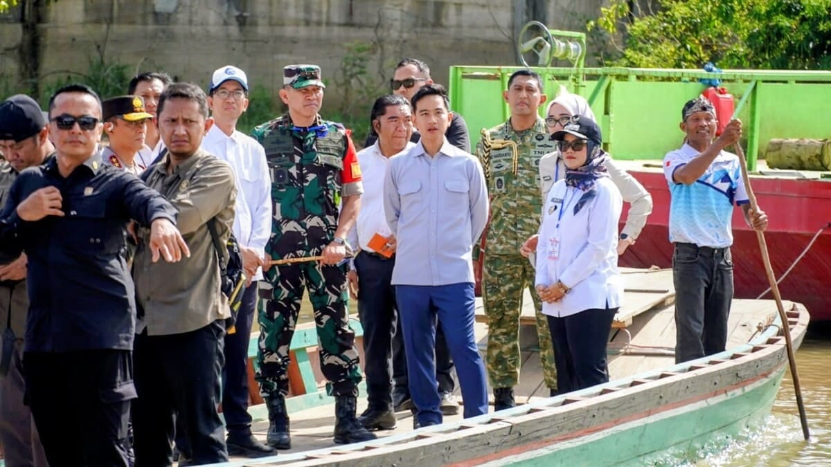 Wapres Gibran Rakabuming Raka bersama rombongan menaiki perahu untuk meninjau langsung titik trase pembangunan Jembatan Way Bungur senilai Rp96,8 miliar di Lampung Timur, Rabu (15/7/2026).