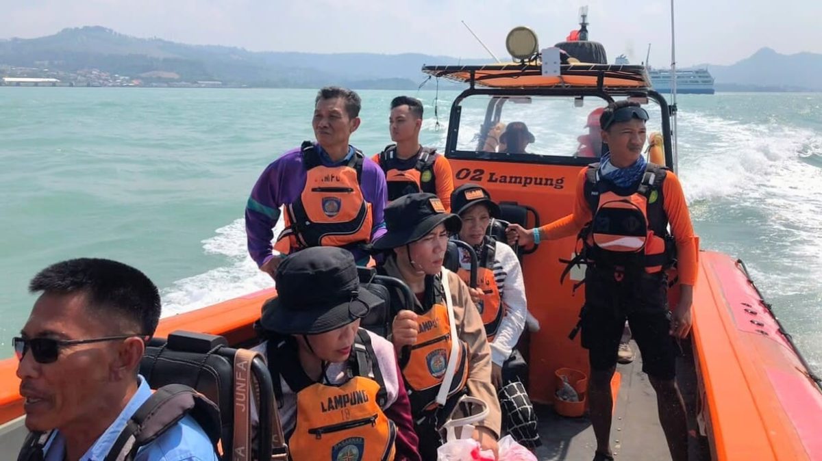 Tim SAR Gabungan bersama keluarga korban melakukan penyisiran menggunakan RIB 02 Lampung di perairan Selat Sunda, Rabu (15/7). Operasi pencarian Zora Panasea Martauli Ompusunggu (19) korban yang terjatuh dari KMP Batumandi resmi ditutup setelah 7 hari dengan hasil nihil. FOTO: PROYEKSI.ID