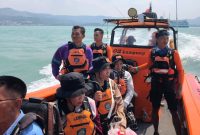Tim SAR Gabungan bersama keluarga korban melakukan penyisiran menggunakan RIB 02 Lampung di perairan Selat Sunda, Rabu (15/7). Operasi pencarian Zora Panasea Martauli Ompusunggu (19) korban yang terjatuh dari KMP Batumandi resmi ditutup setelah 7 hari dengan hasil nihil. FOTO: PROYEKSI.ID