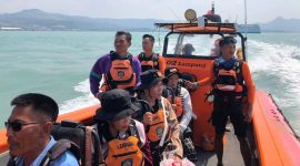Tim SAR Gabungan bersama keluarga korban melakukan penyisiran menggunakan RIB 02 Lampung di perairan Selat Sunda, Rabu (15/7). Operasi pencarian Zora Panasea Martauli Ompusunggu (19) korban yang terjatuh dari KMP Batumandi resmi ditutup setelah 7 hari dengan hasil nihil. FOTO: PROYEKSI.ID