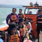 Tim SAR Gabungan bersama keluarga korban melakukan penyisiran menggunakan RIB 02 Lampung di perairan Selat Sunda, Rabu (15/7). Operasi pencarian Zora Panasea Martauli Ompusunggu (19) korban yang terjatuh dari KMP Batumandi resmi ditutup setelah 7 hari dengan hasil nihil. FOTO: PROYEKSI.ID