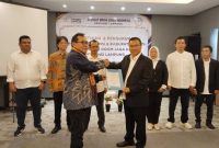 Ketua Umum SMSI Pusat Firdaus menyerahkan SK kepada Ketua SMSI Lampung Donny Irawan pada Pelantikan dan Pengukuhan Pokja Newsroom Jaga Desa tingkat Provinsi dan Kabupaten/Kota se-Lampung di Yunna Hotel, Kamis (16/7/2026). Pokja ini dibentuk untuk mengawal dana desa agar transparan dan mencegah penyimpangan hukum. FOTO: PROYEKSI.ID
