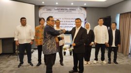 Ketua Umum SMSI Pusat Firdaus menyerahkan SK kepada Ketua SMSI Lampung Donny Irawan pada Pelantikan dan Pengukuhan Pokja Newsroom Jaga Desa tingkat Provinsi dan Kabupaten/Kota se-Lampung di Yunna Hotel, Kamis (16/7/2026). Pokja ini dibentuk untuk mengawal dana desa agar transparan dan mencegah penyimpangan hukum. FOTO: PROYEKSI.ID
