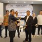 Ketua Umum SMSI Pusat Firdaus menyerahkan SK kepada Ketua SMSI Lampung Donny Irawan pada Pelantikan dan Pengukuhan Pokja Newsroom Jaga Desa tingkat Provinsi dan Kabupaten/Kota se-Lampung di Yunna Hotel, Kamis (16/7/2026). Pokja ini dibentuk untuk mengawal dana desa agar transparan dan mencegah penyimpangan hukum. FOTO: PROYEKSI.ID
