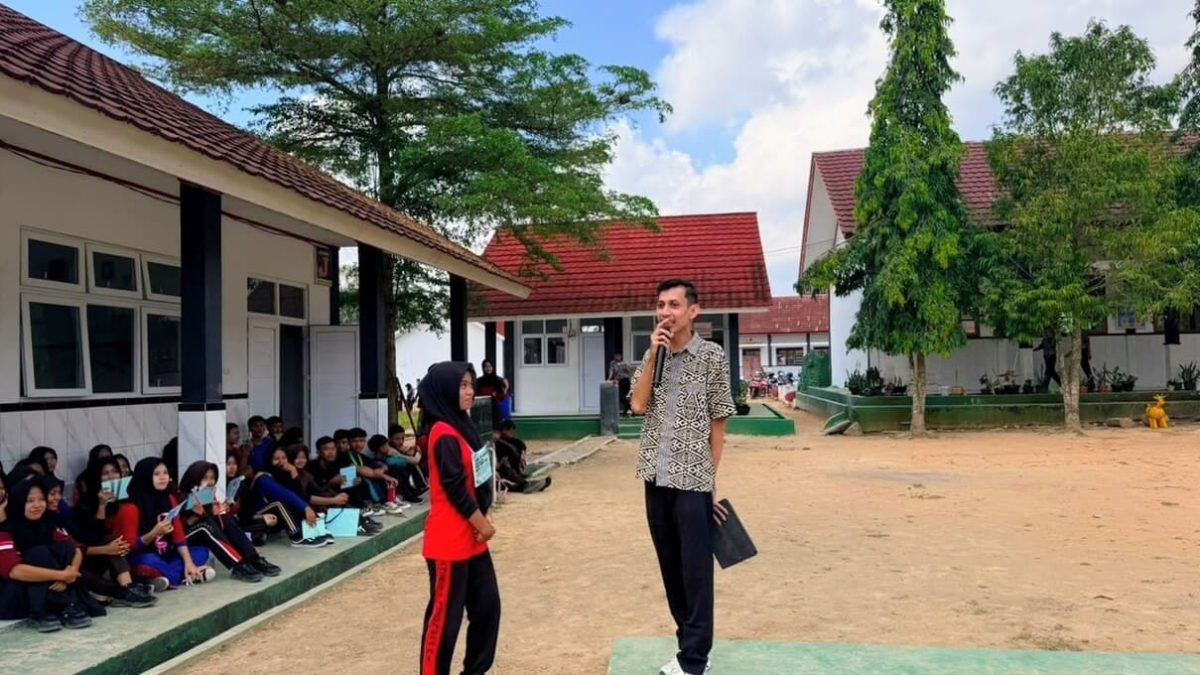 Narasumber memberikan materi tentang etika bermedia sosial dan bahaya jejak digital kepada 216 siswa baru SMAN 1 Tanjungsari dalam kegiatan MPLS 2026. Sekolah menghadirkan materi literasi digital agar siswa bijak dan bertanggung jawab dalam menggunakan media sosial. FOTO: PROYEKSI.ID