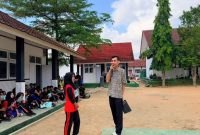Narasumber memberikan materi tentang etika bermedia sosial dan bahaya jejak digital kepada 216 siswa baru SMAN 1 Tanjungsari dalam kegiatan MPLS 2026. Sekolah menghadirkan materi literasi digital agar siswa bijak dan bertanggung jawab dalam menggunakan media sosial. FOTO: PROYEKSI.ID