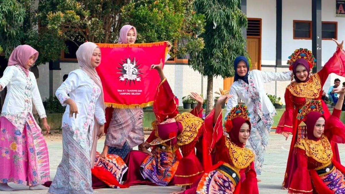 FOTO: Penampilan ekstrakurikuler Seni Tari SMAN 1 Tanjungsari saat penutupan MPLS Tahun Ajaran 2026/2027 di halaman sekolah, Jumat (17/7/2026). Foto; Dok Sekolah