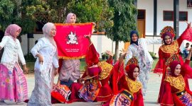 FOTO: Penampilan ekstrakurikuler Seni Tari SMAN 1 Tanjungsari saat penutupan MPLS Tahun Ajaran 2026/2027 di halaman sekolah, Jumat (17/7/2026). Foto; Dok Sekolah