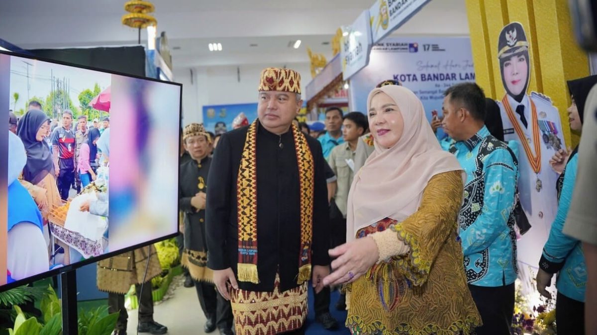 BANDAR LAMPUNG - Wali Kota Bandar Lampung Eva Dwiana bersama Sekjen Kemendagri Komjen Pol Tomsi Tohir meninjau salah satu stan pada pembukaan Bandar Lampung Expo 2026 di Graha Mandala Alam, Jumat (17/7/2026). Dalam expo yang digelar hingga 24 Juli itu, Pemkot memamerkan capaian pembangunan, layanan publik, dan potensi UMKM sebagai upaya menarik investasi di HUT ke-344 Kota Bandar Lampung. foto: istimewa