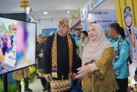 BANDAR LAMPUNG - Wali Kota Bandar Lampung Eva Dwiana bersama Sekjen Kemendagri Komjen Pol Tomsi Tohir meninjau salah satu stan pada pembukaan Bandar Lampung Expo 2026 di Graha Mandala Alam, Jumat (17/7/2026). Dalam expo yang digelar hingga 24 Juli itu, Pemkot memamerkan capaian pembangunan, layanan publik, dan potensi UMKM sebagai upaya menarik investasi di HUT ke-344 Kota Bandar Lampung. foto: istimewa