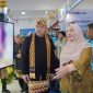 BANDAR LAMPUNG - Wali Kota Bandar Lampung Eva Dwiana bersama Sekjen Kemendagri Komjen Pol Tomsi Tohir meninjau salah satu stan pada pembukaan Bandar Lampung Expo 2026 di Graha Mandala Alam, Jumat (17/7/2026). Dalam expo yang digelar hingga 24 Juli itu, Pemkot memamerkan capaian pembangunan, layanan publik, dan potensi UMKM sebagai upaya menarik investasi di HUT ke-344 Kota Bandar Lampung. foto: istimewa