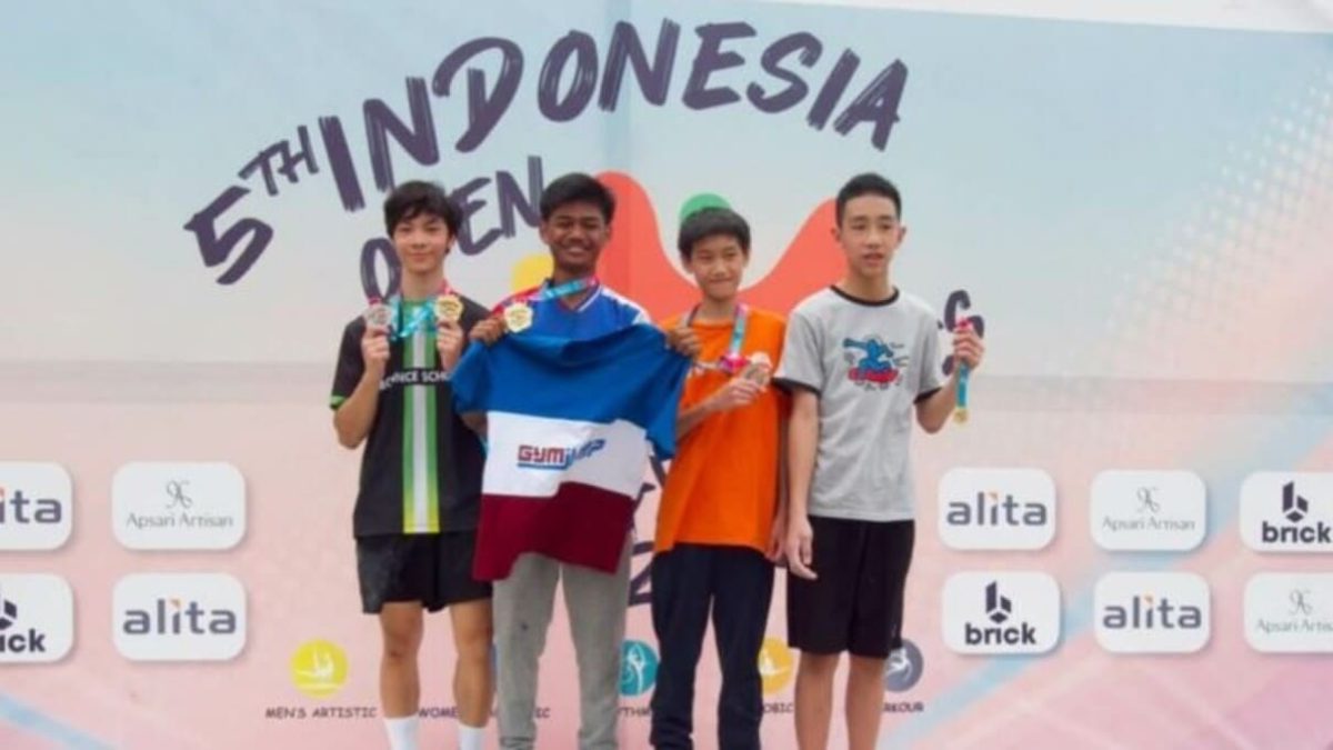 Atlet parkour junior asal Lampung, Ilyas Taqi Wahyudi (14) siswa SMPN 3 Kota Metro, berdiri di podium juara usai meraih medali emas nomor freestyle kategori 13-16 tahun pada 5th Indonesia Open Parkour 2026 di British School Jakarta, Sabtu (18/7/2026). Dengan skor 19,6 poin dan aksi wall flip serta back flip yang mulus, Ilyas mengharumkan nama Lampung di tingkat nasional.foto: istimewa