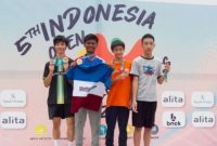Atlet parkour junior asal Lampung, Ilyas Taqi Wahyudi (14) siswa SMPN 3 Kota Metro, berdiri di podium juara usai meraih medali emas nomor freestyle kategori 13-16 tahun pada 5th Indonesia Open Parkour 2026 di British School Jakarta, Sabtu (18/7/2026). Dengan skor 19,6 poin dan aksi wall flip serta back flip yang mulus, Ilyas mengharumkan nama Lampung di tingkat nasional.foto: istimewa