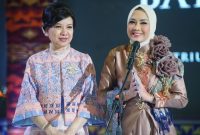 Kiri: Komisaris Utama Batik Keris, Lina Handianto Tjokrosaputro. Kanan: Ketua Dekranasda Provinsi Lampung, Purnama Wulan Sari Mirza saat memberikan sambutan pada Perayaan Pembukaan Gerai Batik Keris Lampung di Mall Boemi Kedaton, Sabtu (18/7/2026). Foto: Proyeksi.id
