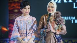 Kiri: Komisaris Utama Batik Keris, Lina Handianto Tjokrosaputro. Kanan: Ketua Dekranasda Provinsi Lampung, Purnama Wulan Sari Mirza saat memberikan sambutan pada Perayaan Pembukaan Gerai Batik Keris Lampung di Mall Boemi Kedaton, Sabtu (18/7/2026). Foto: Proyeksi.id