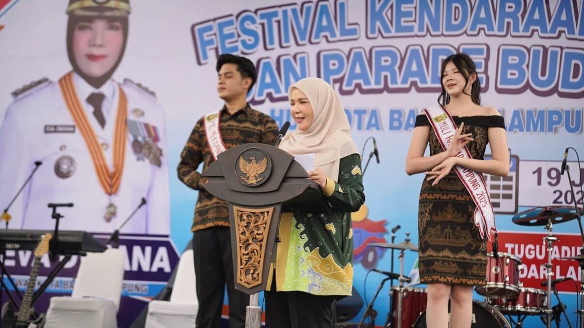 Eva Dwiana membuka Festival Kendaraan Hias dan Pawai Budaya HUT 344 Bandar Lampung. 82 kendaraan hias dan 538 peserta ikut meriahkan, Sabtu (19/7/2026).