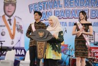 Eva Dwiana membuka Festival Kendaraan Hias dan Pawai Budaya HUT 344 Bandar Lampung. 82 kendaraan hias dan 538 peserta ikut meriahkan, Sabtu (19/7/2026).