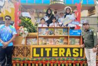 Unik! KKKS SD Bandar Lampung bawa "Perpustakaan Mini Berjalan" di Pawai HUT 344. Isinya penuh buku anak dan ajakan membaca.