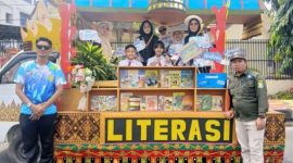 Unik! KKKS SD Bandar Lampung bawa "Perpustakaan Mini Berjalan" di Pawai HUT 344. Isinya penuh buku anak dan ajakan membaca.