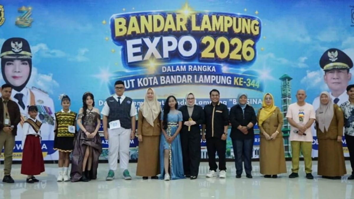 Peserta Lomba Solo Song jenjang SD, SMP hingga guru berfoto bersama dengan panitia usai tampil di Graha Mandala, Selasa (21/7/2026). Lomba ini digelar Dinas Pendidikan Bandar Lampung dalam rangkaian Bandar Lampung Expo 2026 dan HUT ke-344 Kota Bandar Lampung. Foto: istimewa