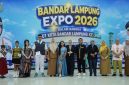 Peserta Lomba Solo Song jenjang SD, SMP hingga guru berfoto bersama dengan panitia usai tampil di Graha Mandala, Selasa (21/7/2026). Lomba ini digelar Dinas Pendidikan Bandar Lampung dalam rangkaian Bandar Lampung Expo 2026 dan HUT ke-344 Kota Bandar Lampung. Foto: istimewa