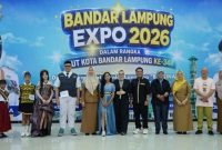 Peserta Lomba Solo Song jenjang SD, SMP hingga guru berfoto bersama dengan panitia usai tampil di Graha Mandala, Selasa (21/7/2026). Lomba ini digelar Dinas Pendidikan Bandar Lampung dalam rangkaian Bandar Lampung Expo 2026 dan HUT ke-344 Kota Bandar Lampung. Foto: istimewa