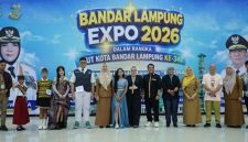 Peserta Lomba Solo Song jenjang SD, SMP hingga guru berfoto bersama dengan panitia usai tampil di Graha Mandala, Selasa (21/7/2026). Lomba ini digelar Dinas Pendidikan Bandar Lampung dalam rangkaian Bandar Lampung Expo 2026 dan HUT ke-344 Kota Bandar Lampung. Foto: istimewa