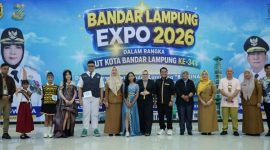 Peserta Lomba Solo Song jenjang SD, SMP hingga guru berfoto bersama dengan panitia usai tampil di Graha Mandala, Selasa (21/7/2026). Lomba ini digelar Dinas Pendidikan Bandar Lampung dalam rangkaian Bandar Lampung Expo 2026 dan HUT ke-344 Kota Bandar Lampung. Foto: istimewa