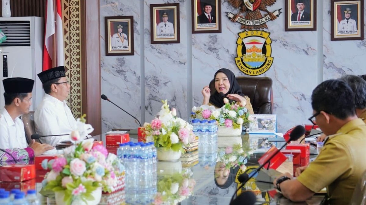 Wali Kota Bandar Lampung, Eva Dwiana, saat memimpin audiensi dengan Rektor UIN Raden Intan Lampung di Ruang Rapat Wali Kota, Selasa (21/7/2026). Dalam pertemuan itu disepakati 2.185 mahasiswa akan KKN di 48 kelurahan untuk membantu program pesisir dan pengentasan kemiskinan. Foto: istimewa