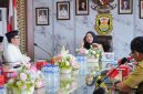 Wali Kota Bandar Lampung, Eva Dwiana, saat memimpin audiensi dengan Rektor UIN Raden Intan Lampung di Ruang Rapat Wali Kota, Selasa (21/7/2026). Dalam pertemuan itu disepakati 2.185 mahasiswa akan KKN di 48 kelurahan untuk membantu program pesisir dan pengentasan kemiskinan. Foto: istimewa
