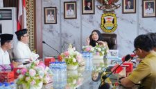 Wali Kota Bandar Lampung, Eva Dwiana, saat memimpin audiensi dengan Rektor UIN Raden Intan Lampung di Ruang Rapat Wali Kota, Selasa (21/7/2026). Dalam pertemuan itu disepakati 2.185 mahasiswa akan KKN di 48 kelurahan untuk membantu program pesisir dan pengentasan kemiskinan. Foto: istimewa