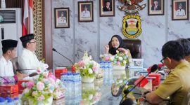 Wali Kota Bandar Lampung, Eva Dwiana, saat memimpin audiensi dengan Rektor UIN Raden Intan Lampung di Ruang Rapat Wali Kota, Selasa (21/7/2026). Dalam pertemuan itu disepakati 2.185 mahasiswa akan KKN di 48 kelurahan untuk membantu program pesisir dan pengentasan kemiskinan. Foto: istimewa