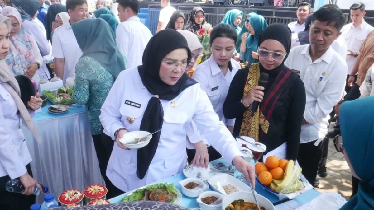 Wali Kota Bandar Lampung Eva Dwiana mencicipi masakan tradisional khas Lampung saat meninjau Lomba Masak dalam rangkaian HUT ke-344 Kota Bandar Lampung di Graha Mandala Alam, Rabu (22/7/2026). Lomba yang diikuti 46 OPD, 20 kecamatan, dan 126 kelurahan ini digelar untuk melestarikan budaya dan mendongkrak pariwisata. Foto: Proyeksi.id/WB