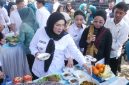 Wali Kota Bandar Lampung Eva Dwiana mencicipi masakan tradisional khas Lampung saat meninjau Lomba Masak dalam rangkaian HUT ke-344 Kota Bandar Lampung di Graha Mandala Alam, Rabu (22/7/2026). Lomba yang diikuti 46 OPD, 20 kecamatan, dan 126 kelurahan ini digelar untuk melestarikan budaya dan mendongkrak pariwisata. Foto: Proyeksi.id/WB