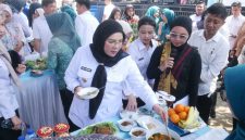 Wali Kota Bandar Lampung Eva Dwiana mencicipi masakan tradisional khas Lampung saat meninjau Lomba Masak dalam rangkaian HUT ke-344 Kota Bandar Lampung di Graha Mandala Alam, Rabu (22/7/2026). Lomba yang diikuti 46 OPD, 20 kecamatan, dan 126 kelurahan ini digelar untuk melestarikan budaya dan mendongkrak pariwisata. Foto: Proyeksi.id/WB