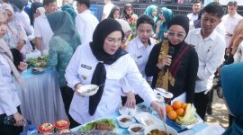 Wali Kota Bandar Lampung Eva Dwiana mencicipi masakan tradisional khas Lampung saat meninjau Lomba Masak dalam rangkaian HUT ke-344 Kota Bandar Lampung di Graha Mandala Alam, Rabu (22/7/2026). Lomba yang diikuti 46 OPD, 20 kecamatan, dan 126 kelurahan ini digelar untuk melestarikan budaya dan mendongkrak pariwisata. Foto: Proyeksi.id/WB