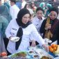 Wali Kota Bandar Lampung Eva Dwiana mencicipi masakan tradisional khas Lampung saat meninjau Lomba Masak dalam rangkaian HUT ke-344 Kota Bandar Lampung di Graha Mandala Alam, Rabu (22/7/2026). Lomba yang diikuti 46 OPD, 20 kecamatan, dan 126 kelurahan ini digelar untuk melestarikan budaya dan mendongkrak pariwisata. Foto: Proyeksi.id/WB
