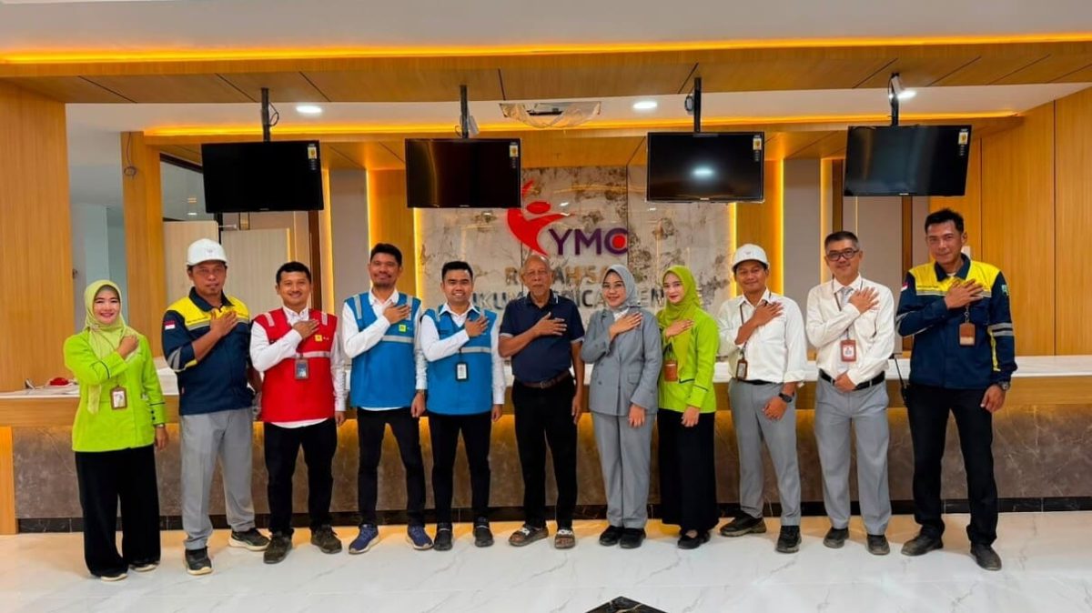 Jajaran manajemen PLN UP3 Metro bersama pihak Rumah Sakit YMC saat melakukan kunjungan di lobi RS YMC. PLN berkomitmen mendukung keandalan pasokan listrik untuk layanan kesehatan. foto: istimewa