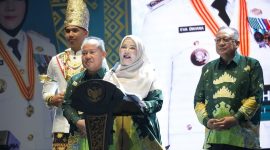 BANDAR LAMPUNG - Wali Kota Bandar Lampung Eva Dwiana berpidato saat menutup rangkaian Bandar Lampung Expo 2026 di Gedung Graha Mandala Alam, Jumat (24/7/2026) malam. Expo yang digelar selama sepekan itu mencatat perputaran uang Rp3,1 miliar. Foto: istimewa

