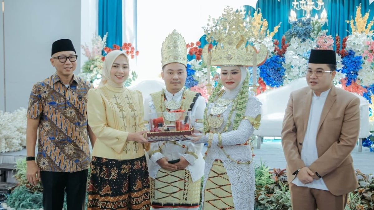 BANDAR LAMPUNG - Gubernur Lampung Rahmat Mirzani Djausal bersama Ketua TP PKK Provinsi Lampung Purnama Wulan Sari Mirza menyaksikan penyerahan mahar kepada salah satu pasangan peserta Nikah Massal Begawi Cinta Lampung 2026 di Ballroom Masjid Raya Al-Bakrie, Sabtu (25/7/2026). Sebanyak 31 pasangan mengikuti program pernikahan gratis yang digagas Pemprov Lampung dan Masjid Raya Al-Bakrie tersebut. Foto: istimewa