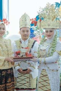 31 Pasangan Nikah Massal “Begawi Cinta Lampung”, Gubernur Mirza: Kunci Bahagia Bukan Harta