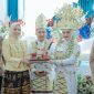 BANDAR LAMPUNG - Gubernur Lampung Rahmat Mirzani Djausal bersama Ketua TP PKK Provinsi Lampung Purnama Wulan Sari Mirza menyaksikan penyerahan mahar kepada salah satu pasangan peserta Nikah Massal Begawi Cinta Lampung 2026 di Ballroom Masjid Raya Al-Bakrie, Sabtu (25/7/2026). Sebanyak 31 pasangan mengikuti program pernikahan gratis yang digagas Pemprov Lampung dan Masjid Raya Al-Bakrie tersebut. Foto: istimewa