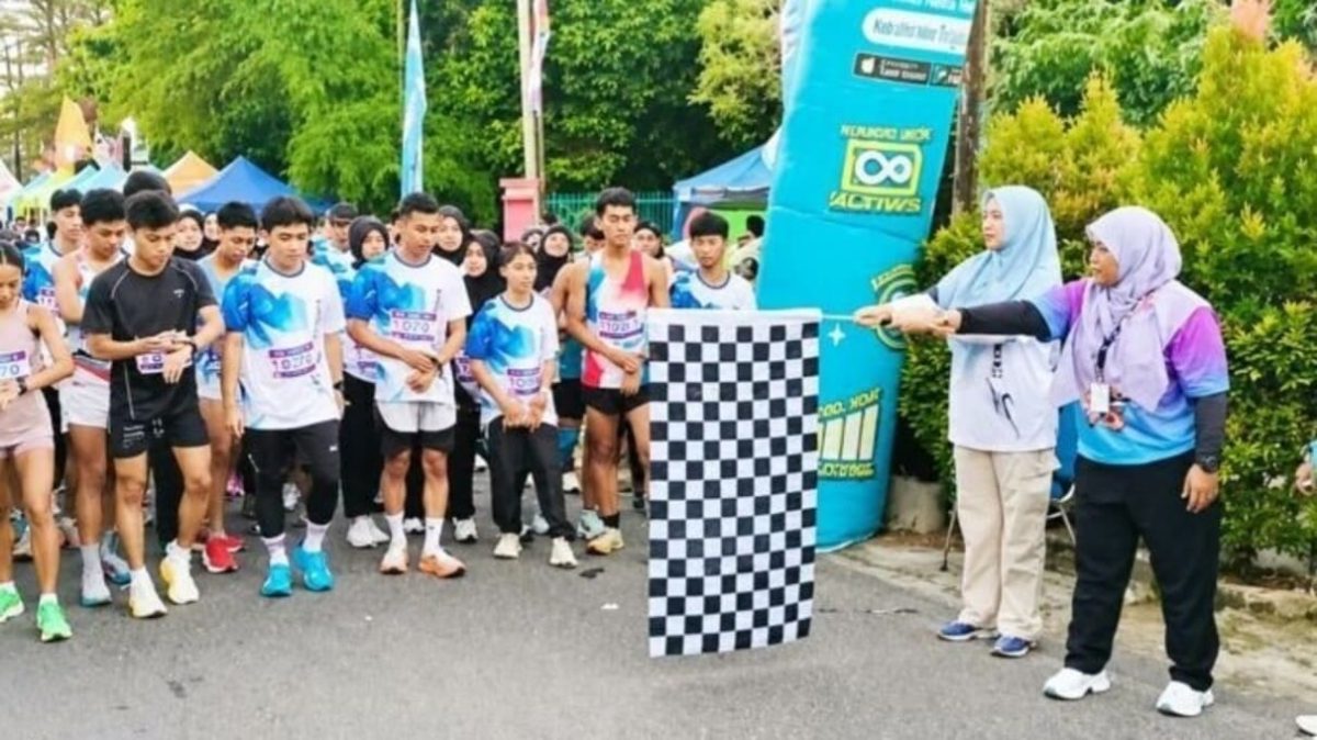 BANDAR LAMPUNG - Para peserta Fun Run Spansa Vaganza bersiap di garis start pada perayaan Diamond Jubilee 75 Tahun SMPN 1 Bandar Lampung, Sabtu (25/7/2026). Kegiatan ini diikuti ribuan peserta dari siswa, guru, tenaga kependidikan, alumni, dan masyarakat. Foto: istimewa