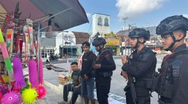 BANDAR LAMPUNG - Personel Detasemen Gegana Satbrimob Polda Lampung berdialog dengan pedagang saat melakukan patroli dialogis di kawasan keramaian Bandar Lampung, Minggu (26/7/2026). Kegiatan ini menyasar tempat ibadah, pasar, dan pusat aktivitas warga untuk memastikan situasi tetap kondusif. FOTO: DOK/SATBRIMOB POLDA LAMPUNG