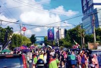 BANDAR LAMPUNG - Suasana Car Free Day di kawasan Tugu Adipura, Jalan Radin Intan, Bandar Lampung, Minggu (26/7/2026). Ribuan warga memadati lokasi untuk berolahraga dan berbelanja di lapak UMKM. Warga dan pedagang berharap waktu CFD diperpanjang karena pengunjung masih ramai setelah pukul 09.00 WIB. Foto: PROYEKSI.ID